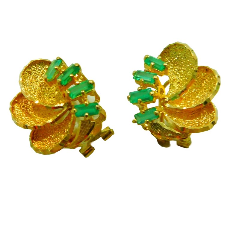 PENDIENTES DISEÑO FLORAL  CIERRE OMEGA PIEDRAS VERDES